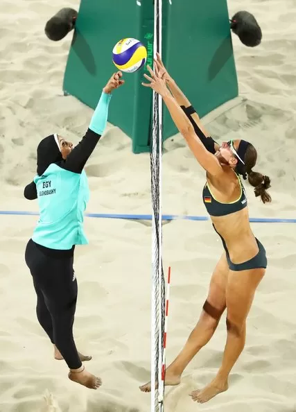 VIRAL. Esta imagen de una egipcia y una alemana recorrió el mundo. 