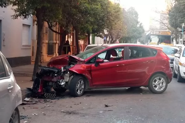 Cuatro vehículos chocaron en cadena en Laprida y avenida Sarmiento
