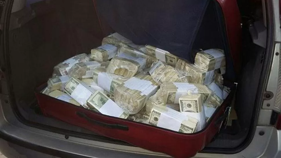 LOS DÓLARES DE JOSÉ LÓPEZ. Una de las valijas del funcionario K que estaban llenas de dinero. FOTO TOMADA DE LANACION.COM.AR