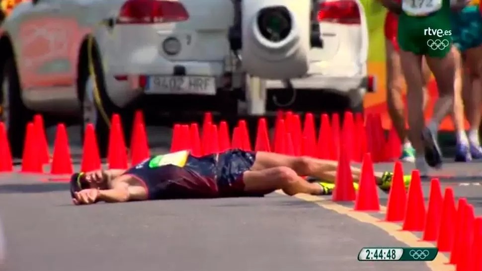 Video: un marchista se desmayó en plena carrera; luego se paró y siguió