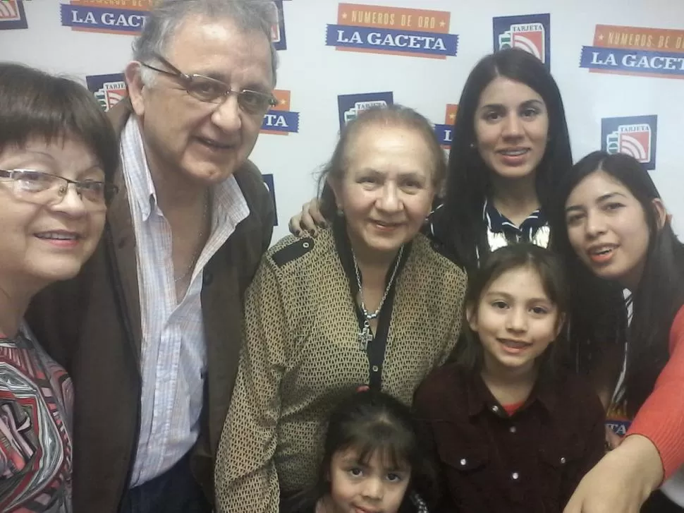 FELICES. Julia Rojas, Carlos Nieva y Karina Elizabeth Montenegro (abraza a su familia) celebran en LA GACETA. 