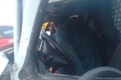 Un hombre quedó atrapado en un choque frontal de camionetas en San Andrés