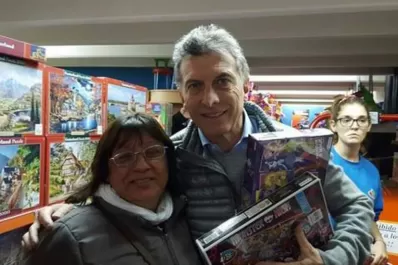 Macri pasó por una juguetería para comprarle un regalo a Antonia