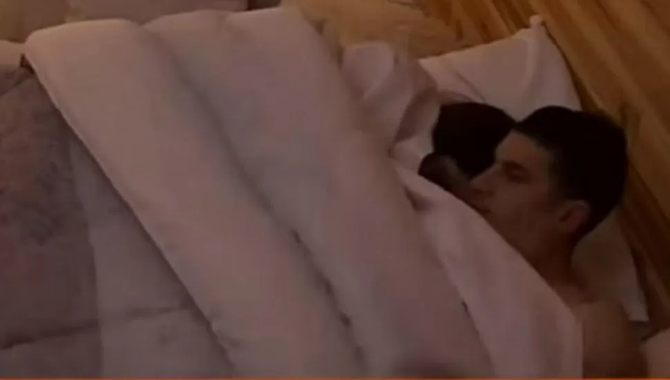 GRAN HERMANO.  Ivana Icardi y Luifa debajo de las sábanas. FOTO CAPTURA DE VIDEO