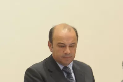 Avanzada oficial contra un juez por los gastos sociales