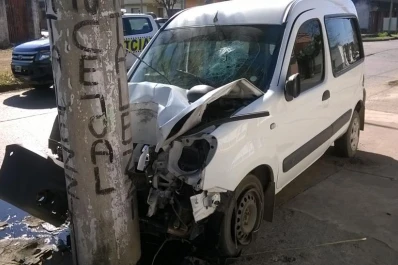 Un hombre se durmió mientras conducía y chocó contra un poste