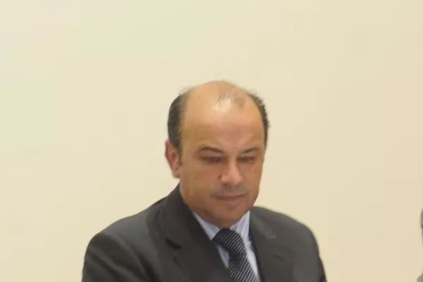 Avanzada oficial contra un juez por los gastos sociales