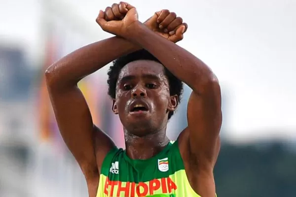 Si vuelvo a mi país pueden matarme, dijo el maratonista que ganó la medalla de plata