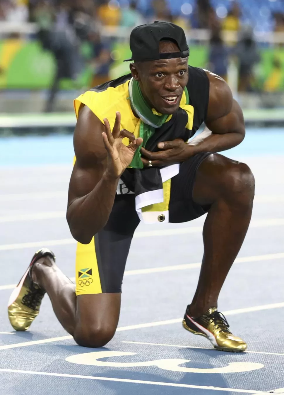 SHOWMAN. Usain Bolt domina la escena antes, durante y después de las carreras. Reuters