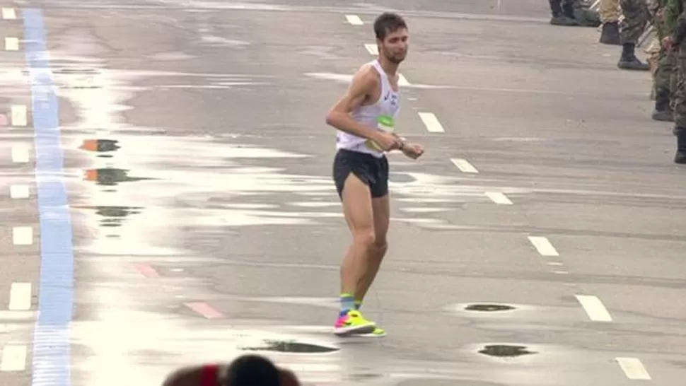 DOLORIDO. Federico Bruno llegó corriendo de costado a causa de una lesión. FOTO TOMADA DE INFOBAE.COM