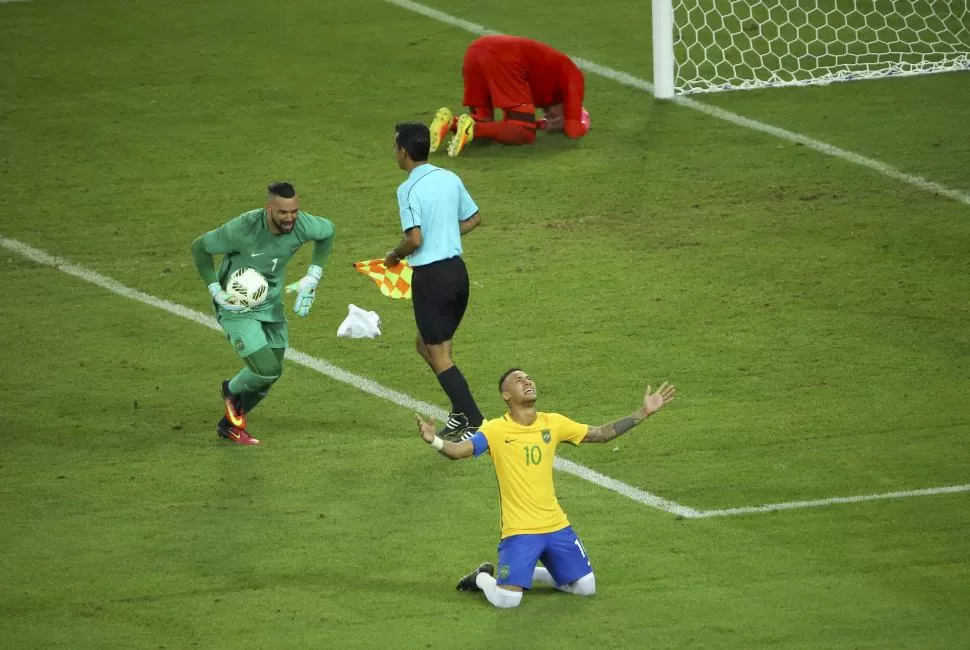 REDENCIÓN. Neymar agradece al cielo mientras Wewerton va a felicitarlo y el alemán Horn se lamenta en el suelo.  Reuters