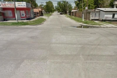 Se incrustó contra un árbol con su moto y murió