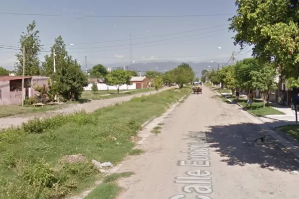 Lo aprehendieron mientras golpeaba a su familia en la calle