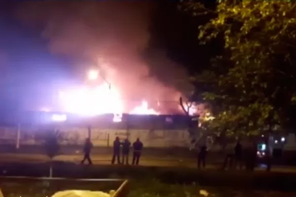 Luego de dos horas controlaron el incendio en el depósito de Bernabé Aráoz al 900
