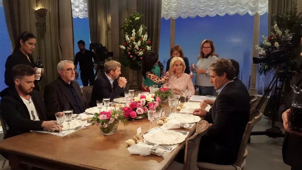 EN LA MESA DE LOS DOMINGOS. El ministro Frigerio defendió al presidente Macri durante el programa televisivo que conduce Mirtha Legrand. twitter / frigeriorogelio
