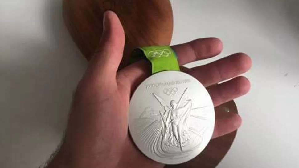 Subasta su medalla de plata conseguida en Río para ayudar a un niño con cáncer