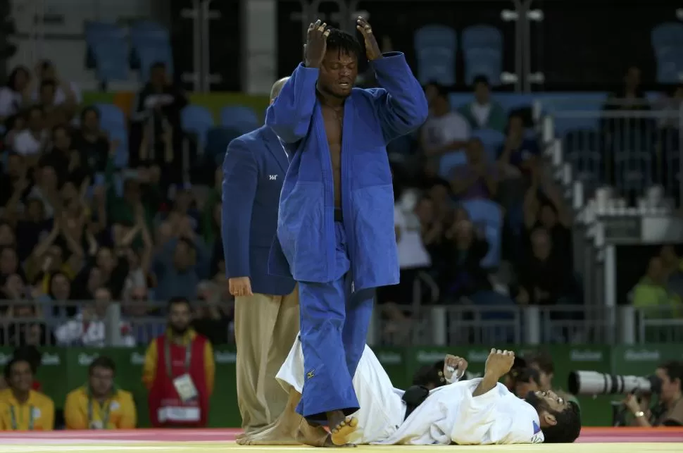 HISTÓRICO. Popole Misenga, del Congo, que representó a la bandera del COI ganó una lucha en judo hasta 90 kilogramos. reuters