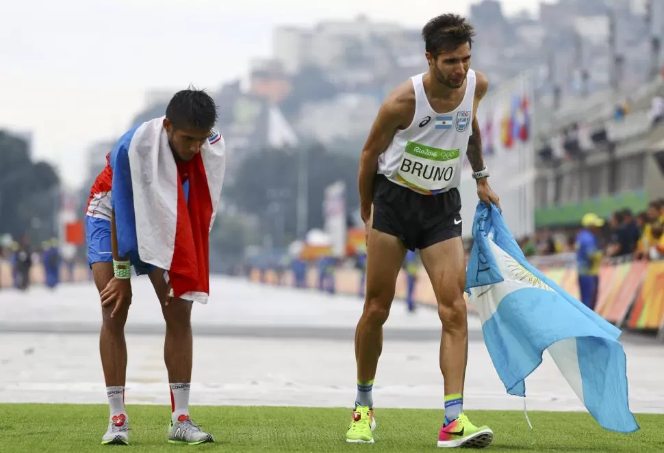 DOLIDO PERO ORGULLOSO. El maratonista Federico Bruno terminó la carrera con dolores pero llevando la bandera argentina. reuters 