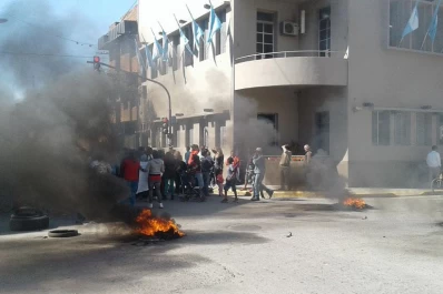 Caos en el centro de Concepción por una protesta frente a la Municipalidad