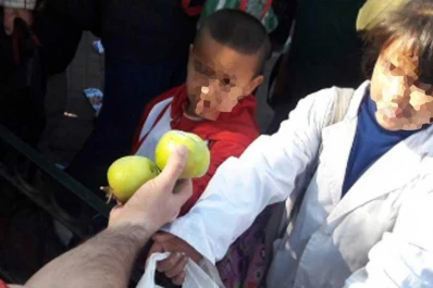 Cristina: me inventan propiedades mientras hay colas por manzanas gratis