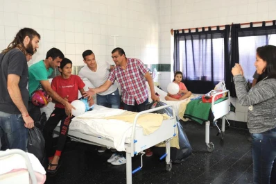 Los jugadores de San Martín entregaron juguetes en el Hospital de Niños