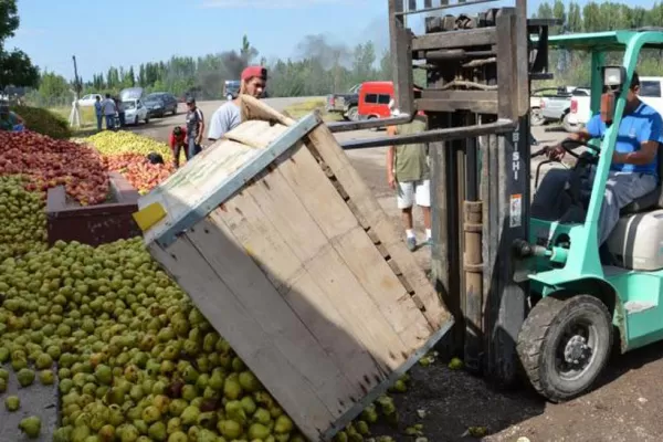 Productores de peras y manzanas de Río Negro y Neuquén regalarán 10 toneladas de fruta en Plaza de Mayo