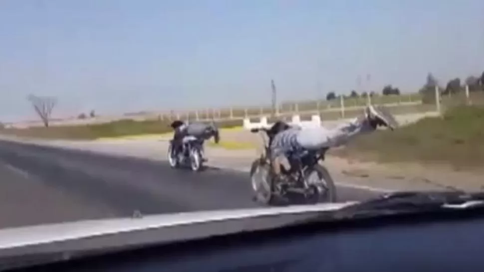 Filman a dos motociclistas haciendo piruetas en la ruta