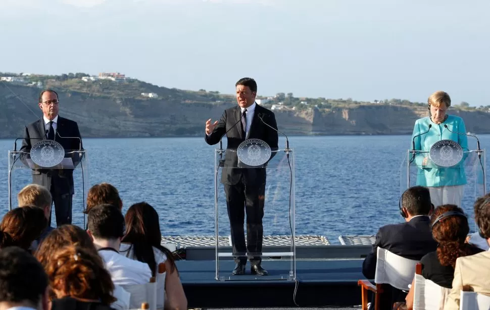 AL AIRE LIBRE. Hollande, Renzi y Merkel hablaron con la prensa a bordo del portaaviones “Garibaldi”, anclado a unos 30 km de Nápoles. fotos reuters 