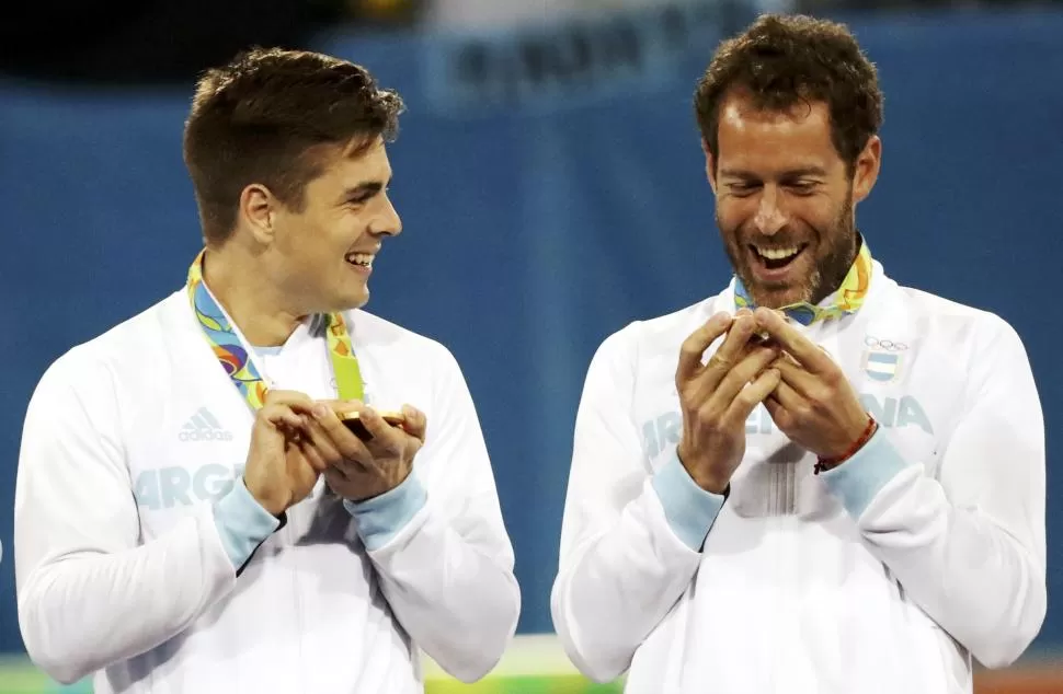 EL TESORO MÁS PRECIADO. “Juani” Gilardi mira incrédulo su medalla de oro. reuters