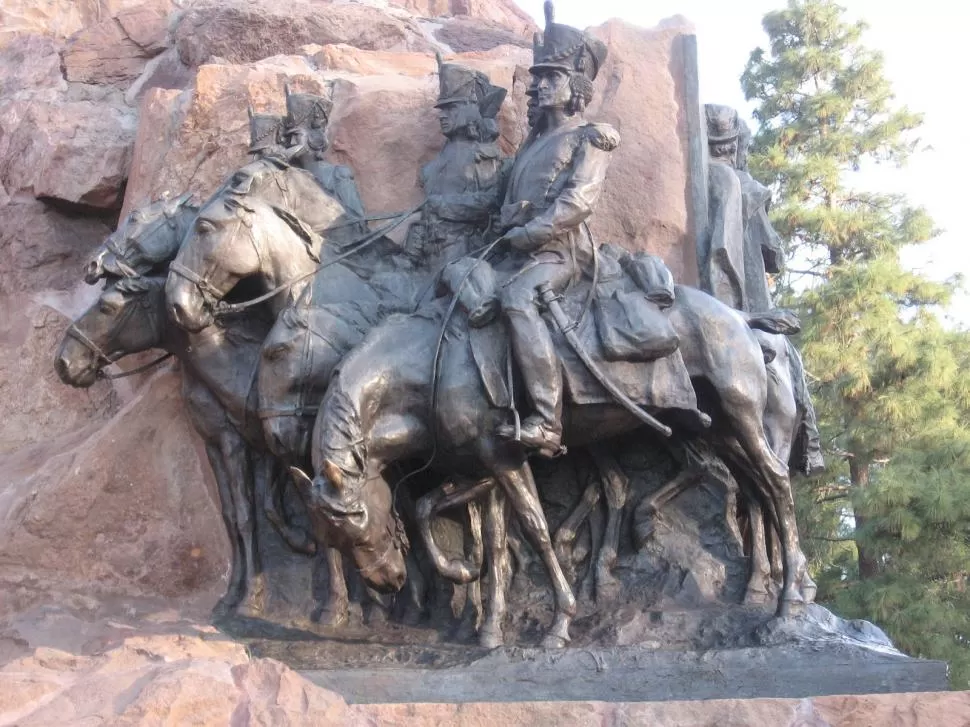 EJÉRCITO DE LOS ANDES. Soldados de la fuerza que estaba formando San Martín en Mendoza, en un detalle de la escultura de Juan Manuel Ferrari. 