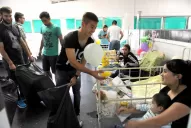 Cuatro jugadores de San Martín repartieron juguetes en el Hospital de Niños