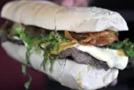 Involucran a Kun Agüero en una polémica con una sanguchería tucumana