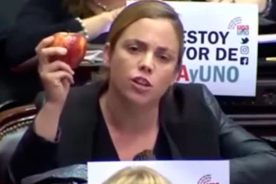 Una diputada le mostró una manzana chilena a Marcos Peña