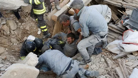 Mirá el rescate de un sobreviviente del terremoto de Italia