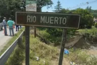 Un menor que manejaba un auto atropelló a dos hombres y escapó: uno murió y el otro está herido