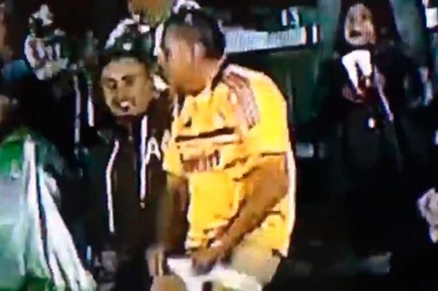 Un hincha celebró el gol de su equipo bajándose los calzoncillos en la tribuna