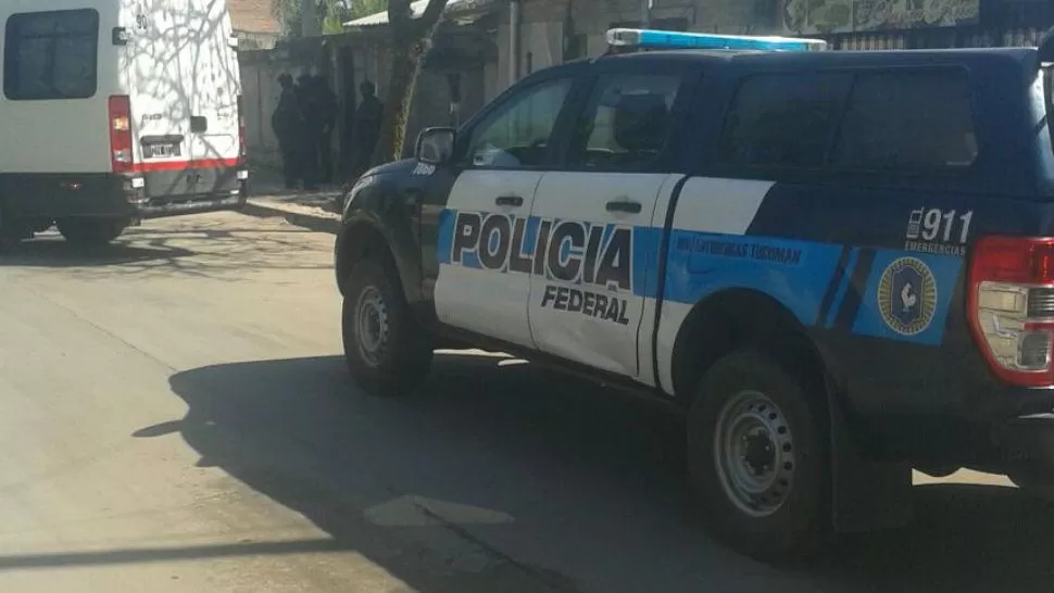 EN EL LUGAR. La Policía, en un operativo en Aguilares. LA GACETA 