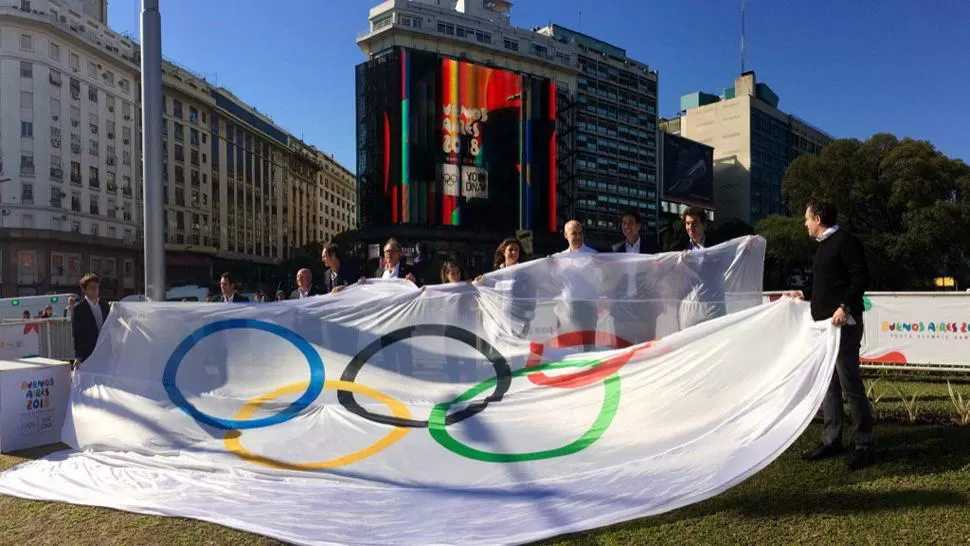Los medallistas olímpicos lanzaron los Juegos de la Juventud en el Obelisco