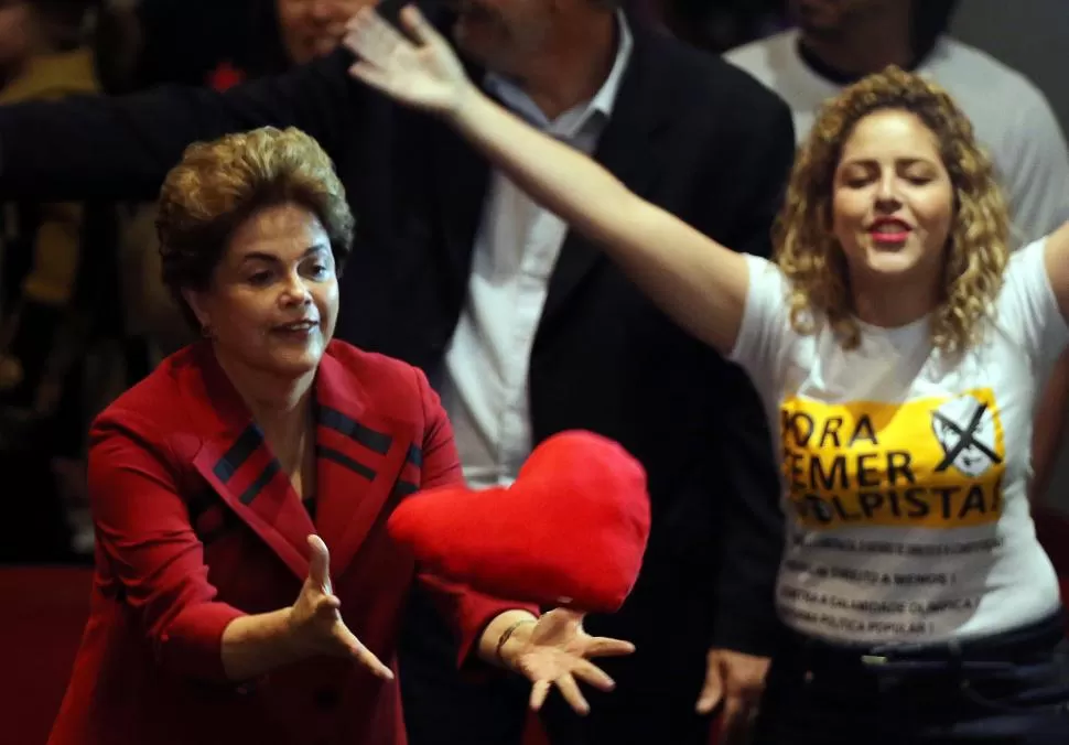 EN SAN PABLO. Dilma Rousseff se despidió de la militancia que la apoya. Reuters