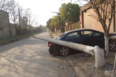 Yerba Buena: cayó un poste de luz sobre un auto y le destrozó la luneta