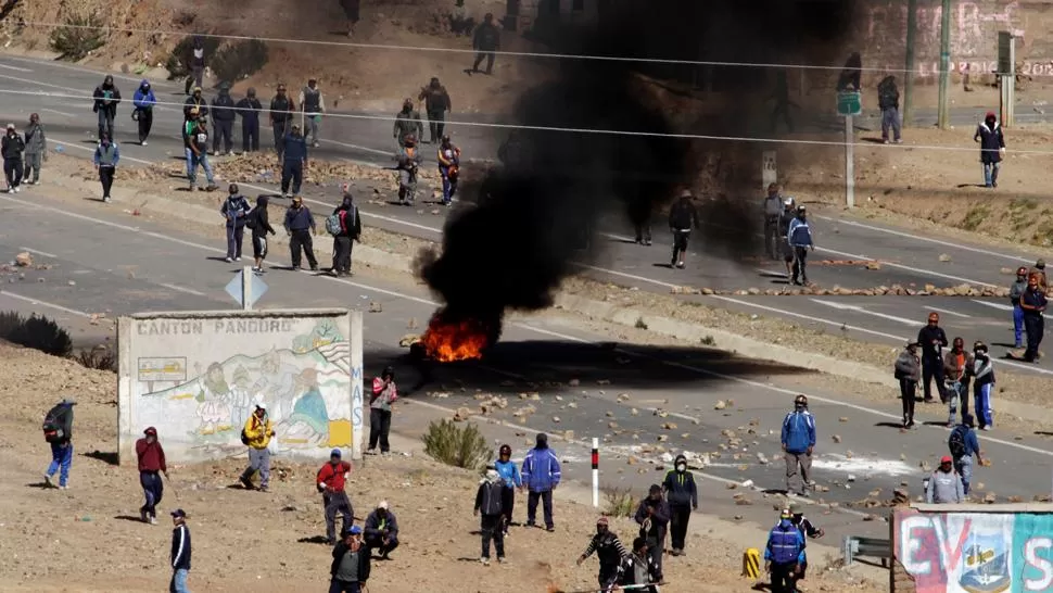 EN CRISIS. Mineros mantienen cortada una ruta que une Oruro con La Paz, en reclamo por cambios normativos, la ampliación de concesiones mineras y subsidios para la luz y maquinaria. REUTERS