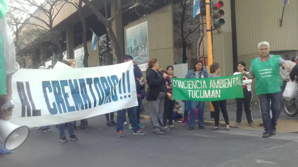 Ambientalistas protestaron en el Concejo Deliberante contra la instalación de crematorios