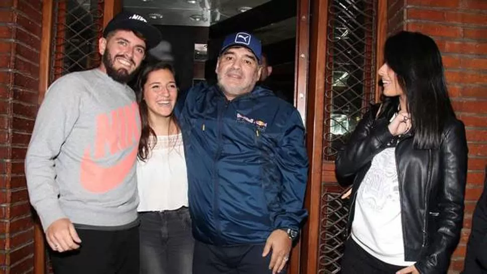 EN FAMILIA. Diego Jr., Jana Maradona, Diego y la novia del joven italiano. FOTO TOMADA DE CLARIN.COM