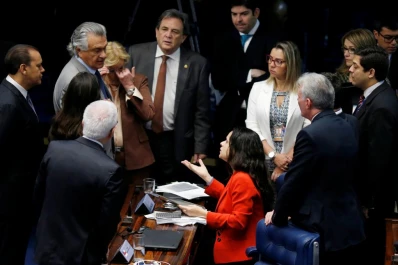 Insultos y agravios en otro día  del juicio político contra Dilma