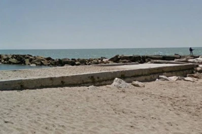 Se arrojó al mar para buscar una botella con un mensaje y murió