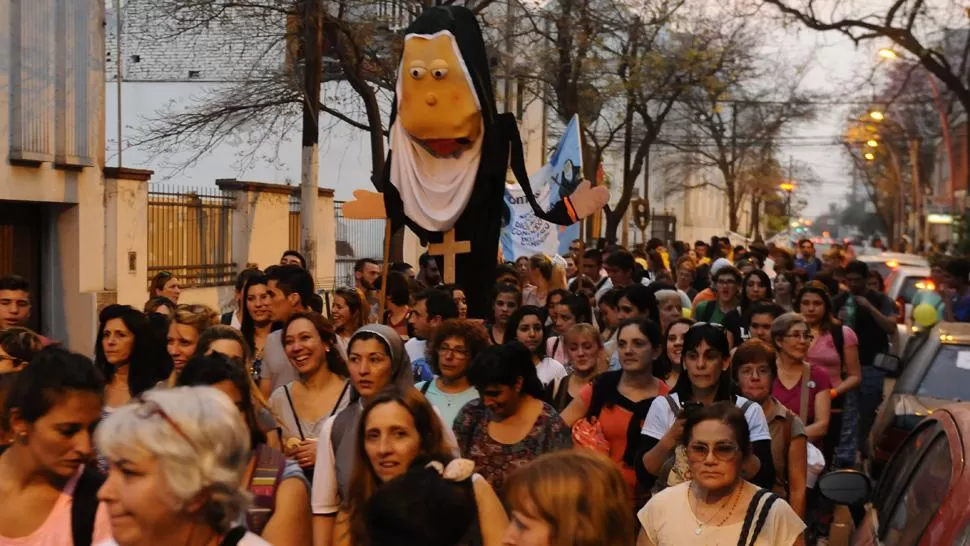 BEATIFICACIÓN. Los fieles participan de un día histórico en Santiago del Estero. LA GACETA/FOTO DE OSVALDO RIPOLL