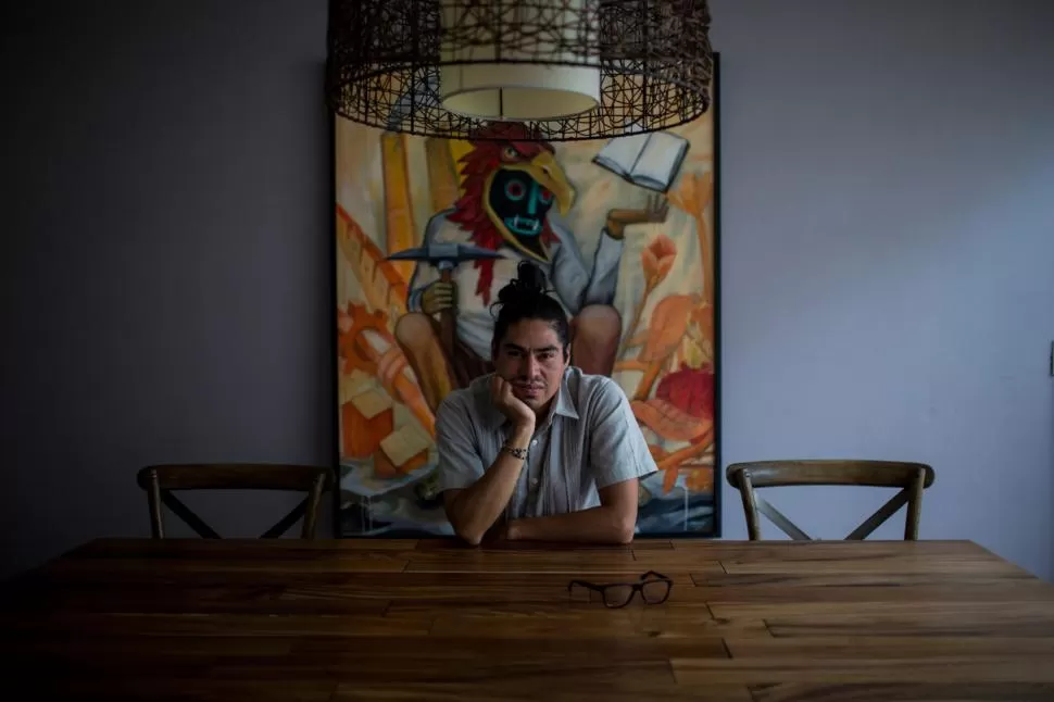MIRANDO LA HISTORIA COLONIAL DE MÉXICO. Edgar Flores, en su casa en la Ciudad de México. Al fondo se observa la obra “El equilibrio de una nación”. FOTOS Adriana Zehbrauskas para The New York Times