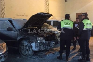 Fuego en el microcentro: una camioneta se incendió en un estacionamiento de la San Martín