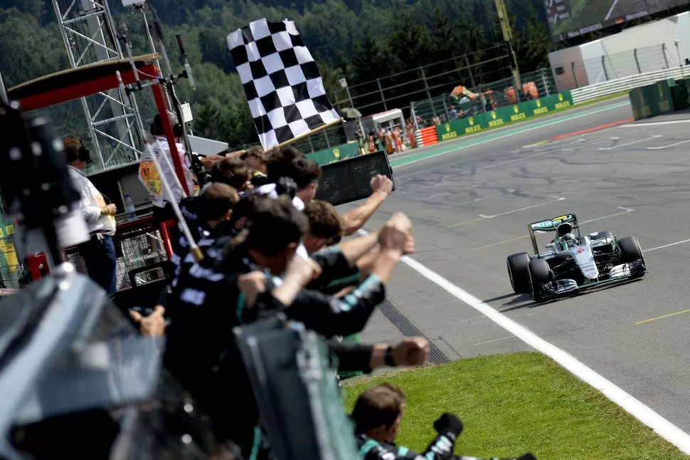 LA LLEGADA. El Mercedes de Nico Rosberg recibe la bandera a cuadros. PRENSA PIRELLI 