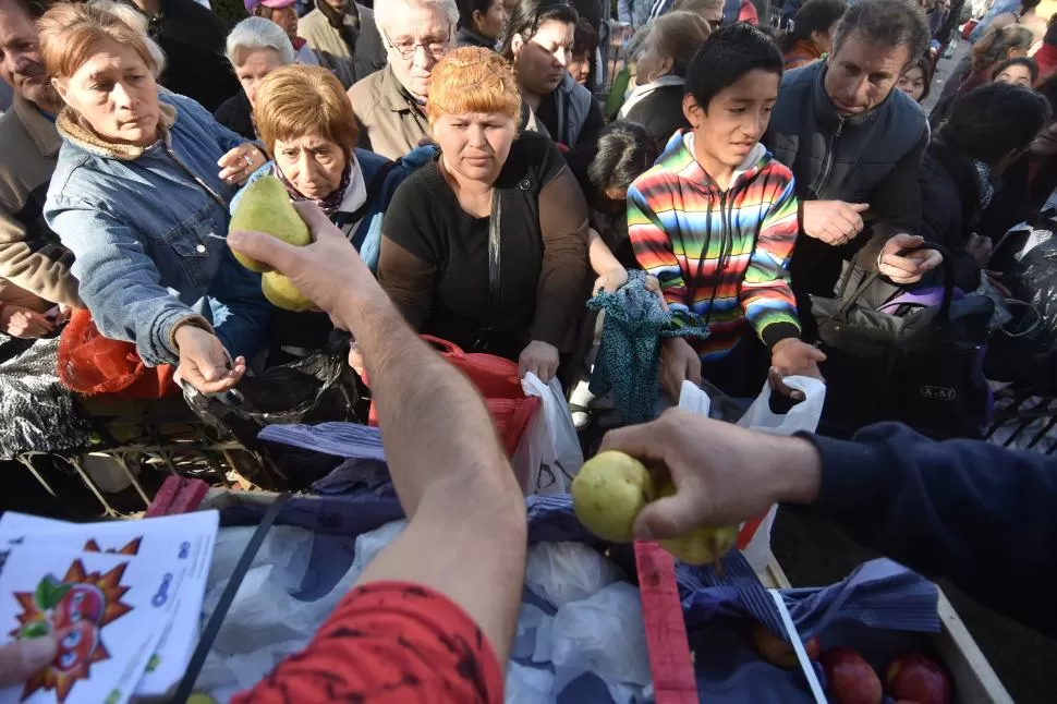 EN BUENOS AIRES. Productores de Neuquén y Río Negro regalaron sus frutas. dyn